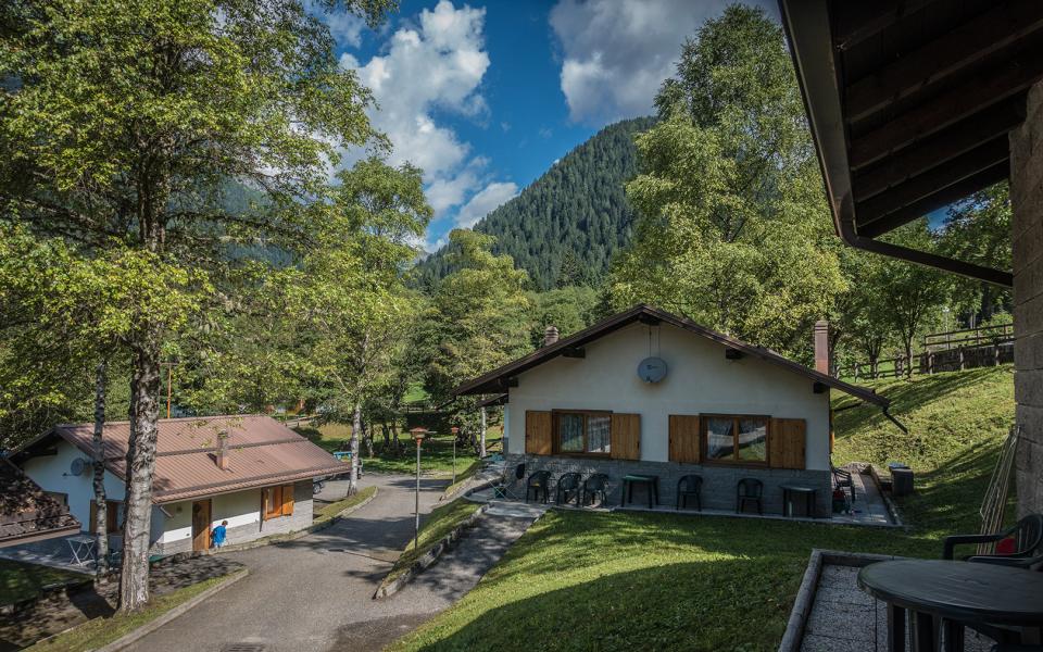 Chalet di montagna immerso nel verde con vista sulle colline alberate.