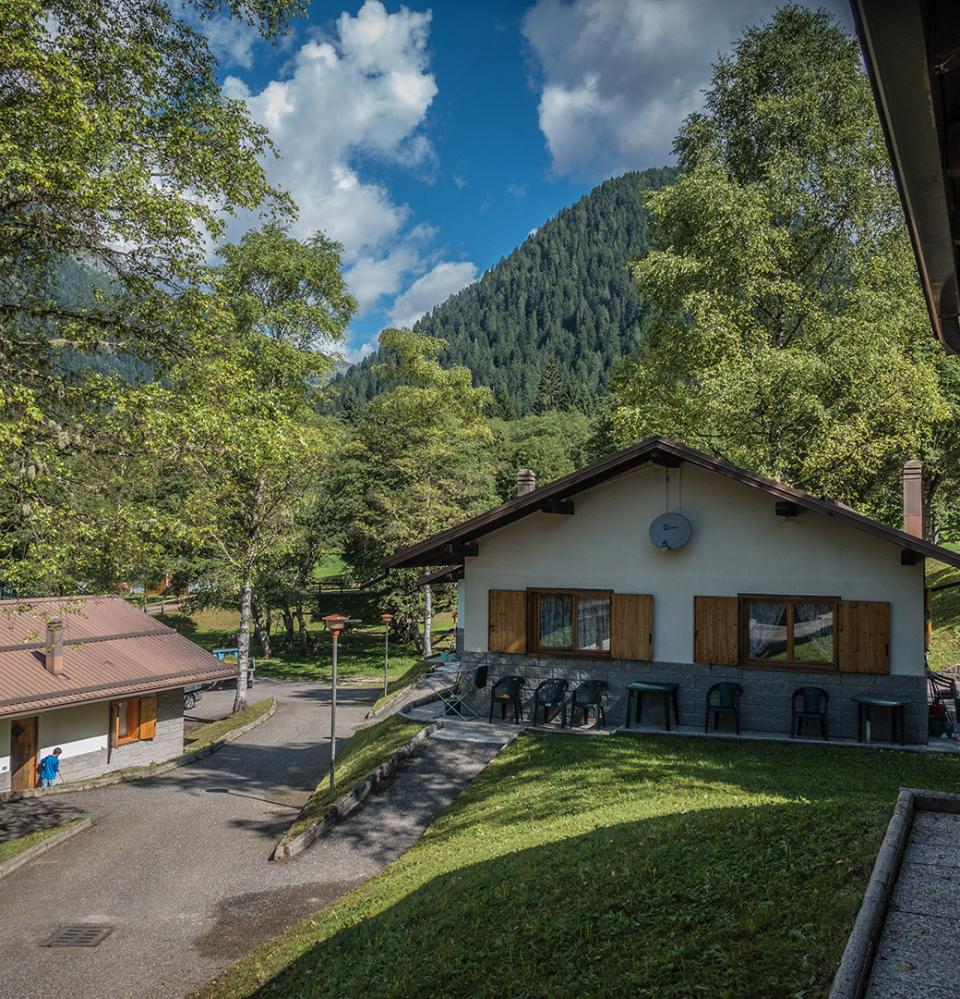 Chalet di montagna immerso nel verde con vista sulle colline alberate.